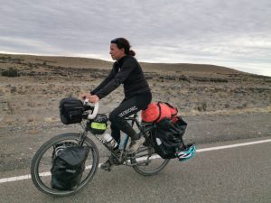 Voyage à vélo avec tout l'équipement bikepacking