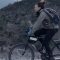 Voyage à vélo avec un chien dans une remorque