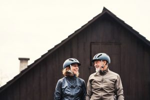 Couple devant une maison