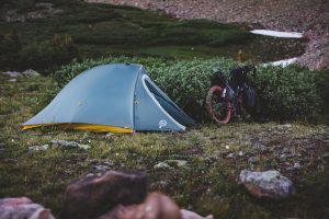 Bikepacking et Bivouac avec une tente légère, installée dans la montagne