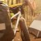 Une tente installée pour dormir en bikepacking