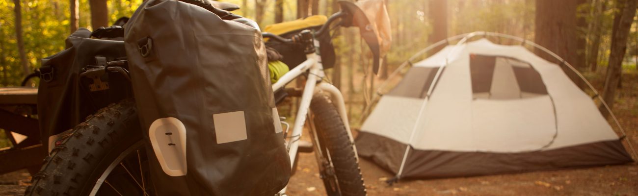 Une tente installée pour dormir en bikepacking