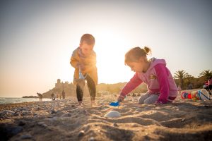 Jeunes enfants jouant dans le sable sur le plage