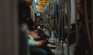 Vélo placé dans un train de banlieue