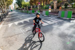 enfant qui fait du vélo en toute sécurité