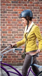 style avec un casque vélo urbain