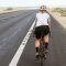Femme cycliste sur route