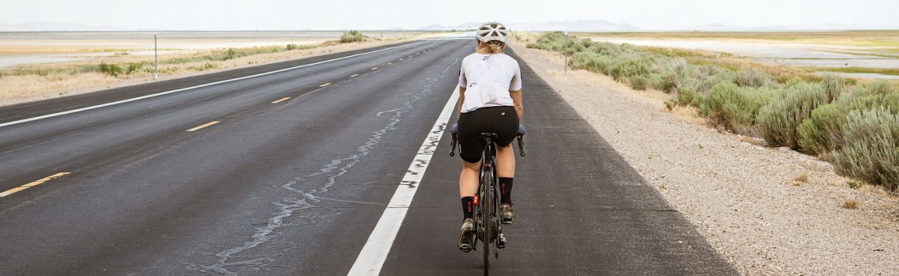 Femme cycliste sur route