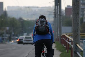 Cycliste à vélo de dos