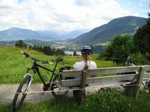 voyageuse cycliste en montagne