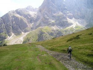 Vélo sur un chemin de montagne