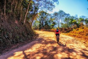 Vélo gravel sur sentier poussiéreux