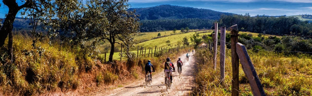 Vélo gravel sur un chemin