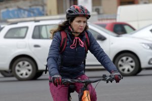 Cycliste en ville avec casque