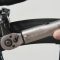 Usage d'une clé dynamométrique pour serrer des freins