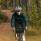 Femme qui fait du gravel bike