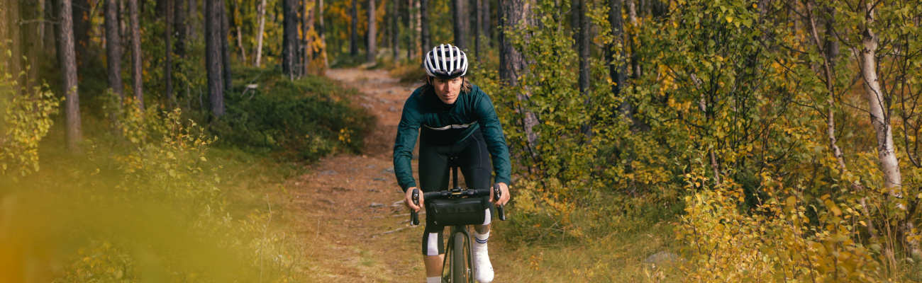 Femme qui fait du gravel bike