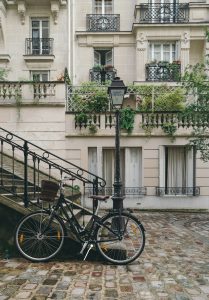 Vélo stationné en ville