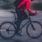 cycliste en ville avec vent