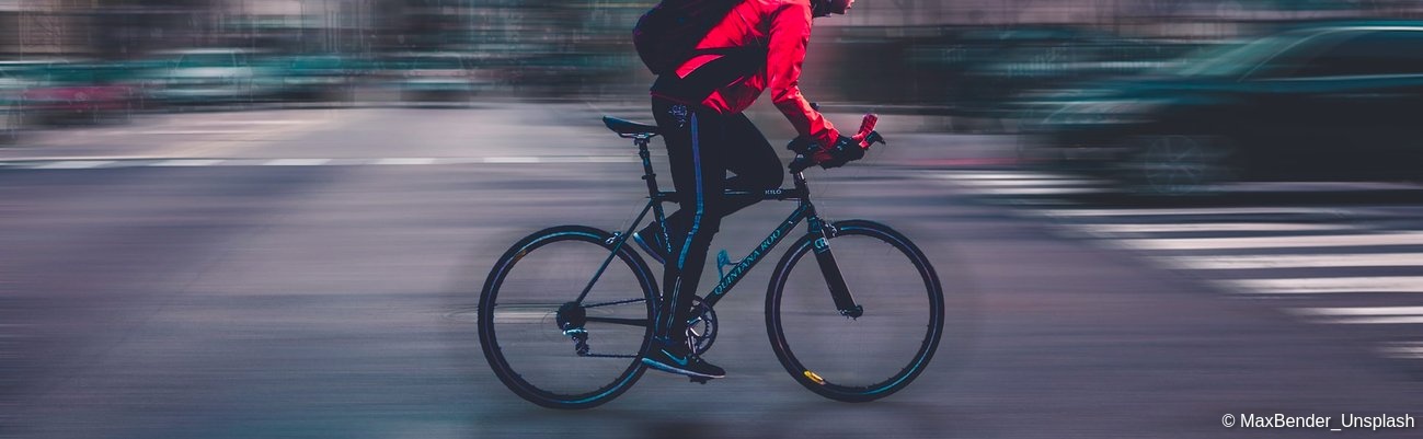 cycliste en ville avec vent