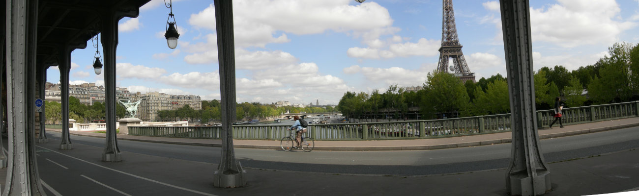 Parisien qui fait du vélo sur la route