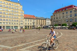 Personne qui fait du vélo en ville