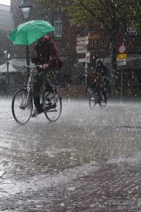 cyclistes urbains sous la pluie