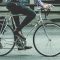 Homme qui va au travail en vélo de fonction.