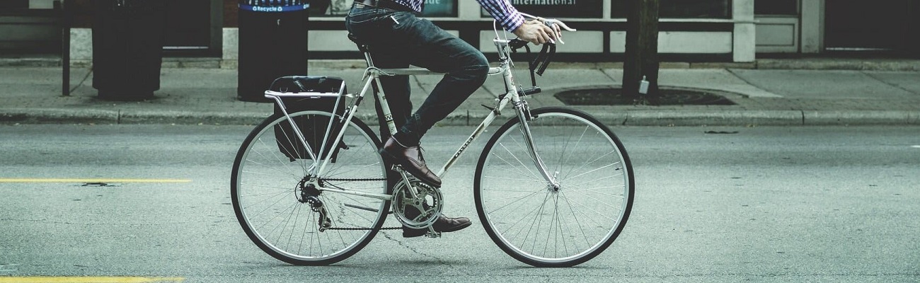 Homme qui va au travail en vélo de fonction.