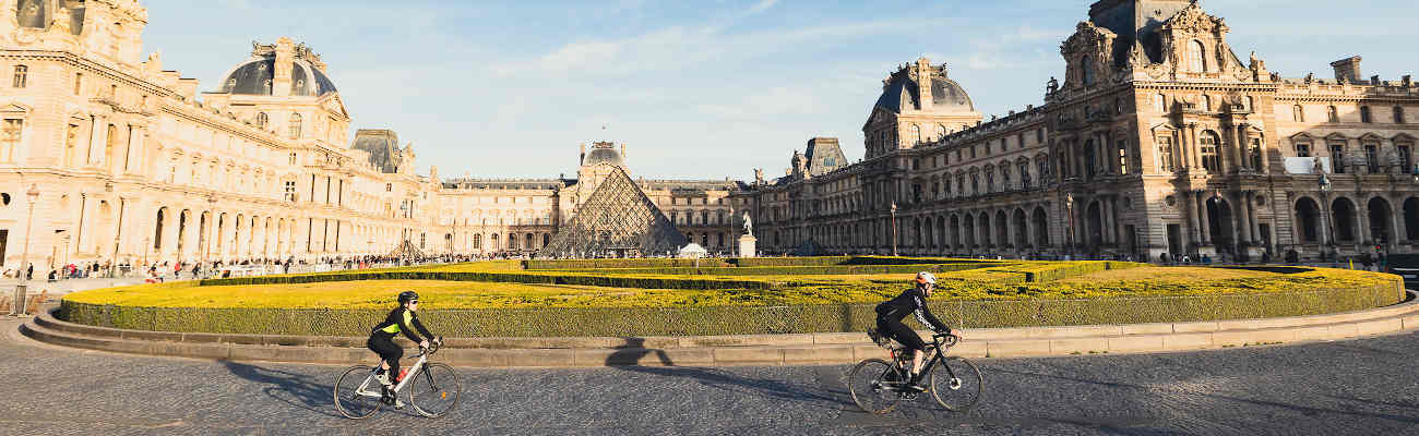 Passage devant le Musée du Louvre