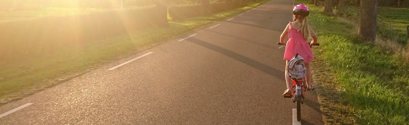 Fille qui fait du vélo