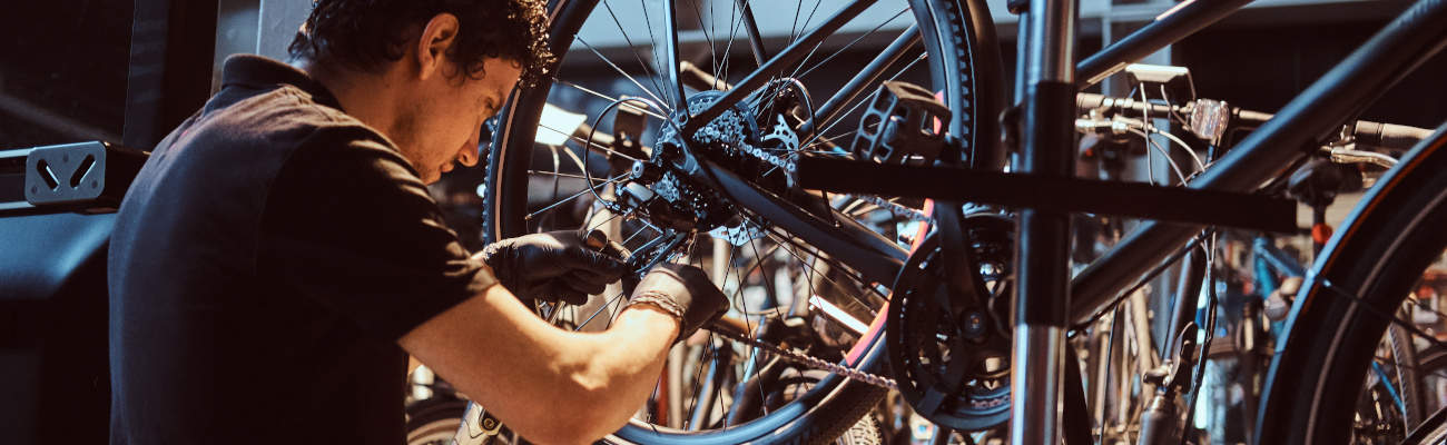 Vélociste qui répare une chaîne vélo