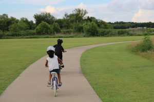 Enfants sur piste cyclable