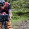 Cycliste en train de faire du bikepacking: