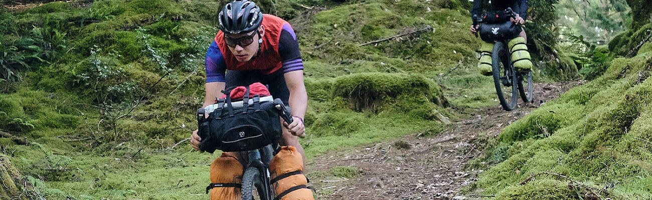 Cycliste en train de faire du bikepacking: