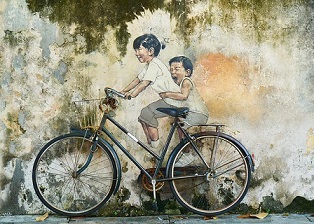 Une peinture de deux enfants à vélo.