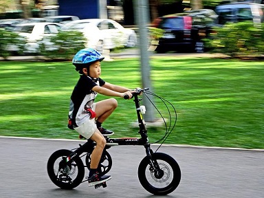 Un enfant qui fait du vélo