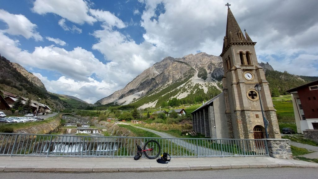 voyage à monocycle dans les alpes avec paysage