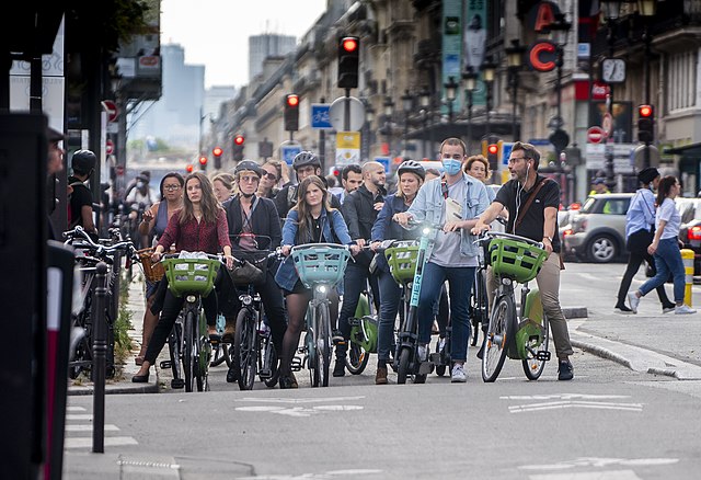 Cyclistes qui attendent à un feu rouge