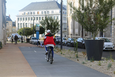 Cycliste sur piste cyclable