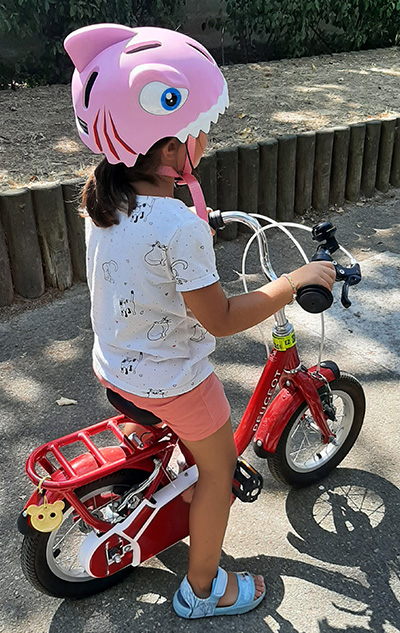 Mise en situation du casque enfant Crazy Safety Requin