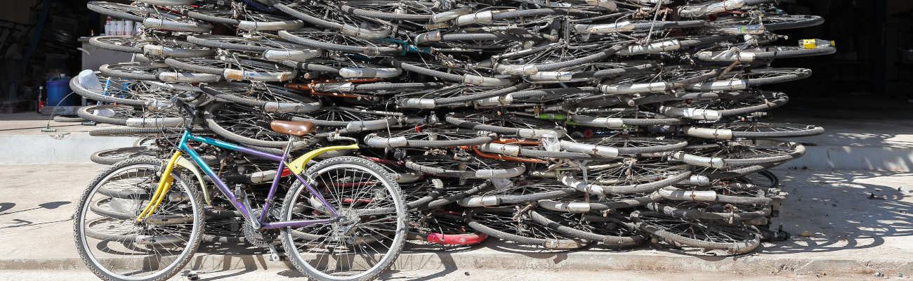 Pile de vélos usagés