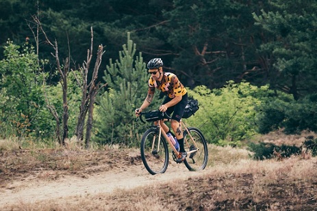 Cycliste qui profite d'un parcours gravel.