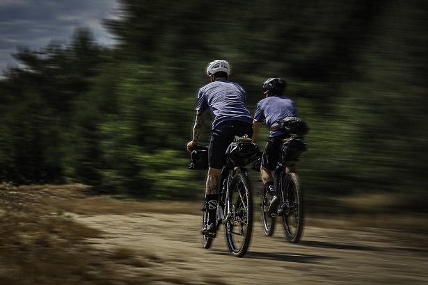 Deux cyclistes en gravel.