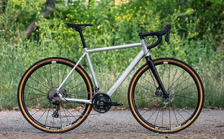 Vélo gravel avec pneus DT Swiss