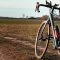 Vélo gravel avec des pneus roulants.