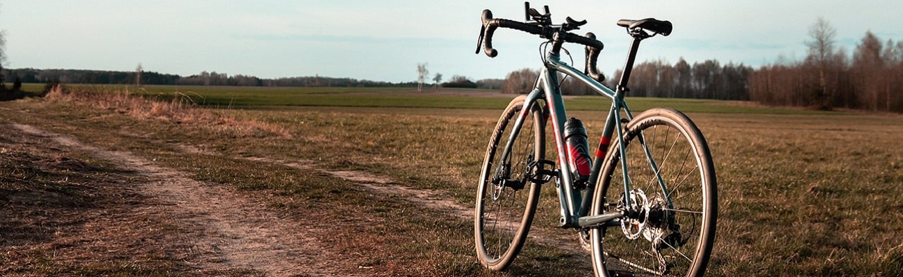 Vélo gravel avec des pneus roulants.