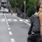 Chien à vélo dans une rue