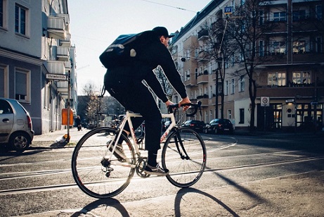 Coursier vélo en ville