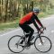Deux cyclistes qui pédalent en hiver.